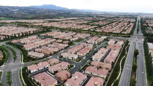 Vista aérea do bairro residencial em grande escala, Irvine, Califórnia — Vídeo de Stock