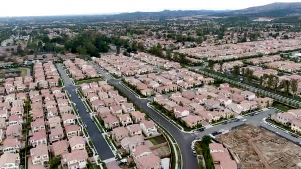 Αεροφωτογραφία μεγάλης κλίμακας κατοικημένη γειτονιά, Irvine, Καλιφόρνια — Αρχείο Βίντεο