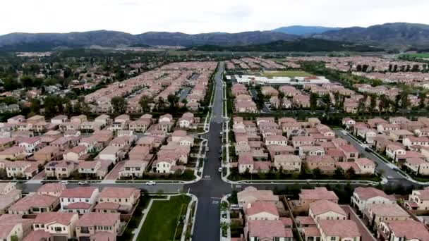 Vista aérea do bairro residencial em grande escala, Irvine, Califórnia — Vídeo de Stock