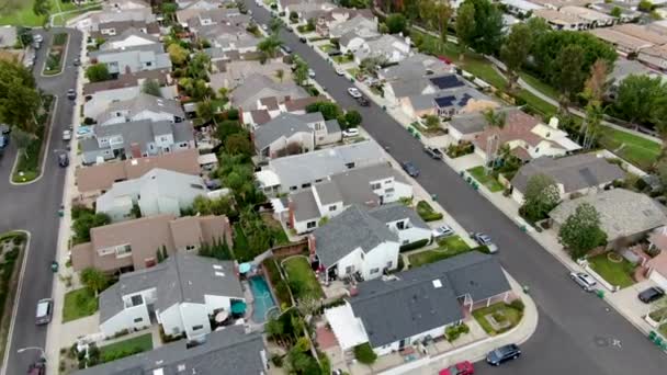 Letecký pohled na rozsáhlou rezidenční čtvrť, Irvine, Kalifornie — Stock video