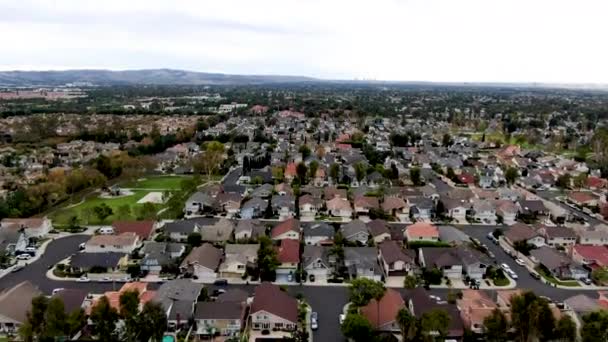 Вид с воздуха на крупномасштабный жилой район, Ирвин, Калифорния — стоковое видео