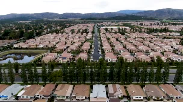 Vista aérea do bairro residencial em grande escala, Irvine, Califórnia — Vídeo de Stock