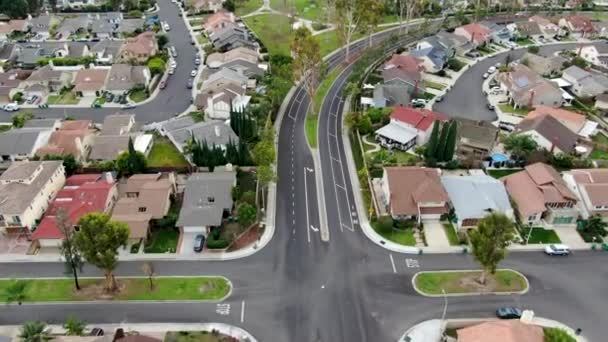 Vista aérea do bairro residencial em grande escala, Irvine, Califórnia — Vídeo de Stock