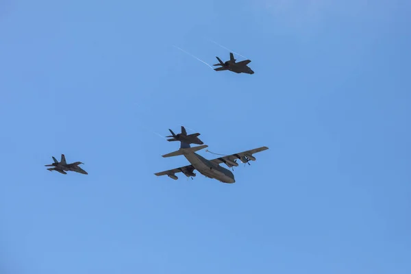 Aerial refueling of military aircraft operation, tansferring aviation fuel from the tanker to aircraft — Stock Photo, Image