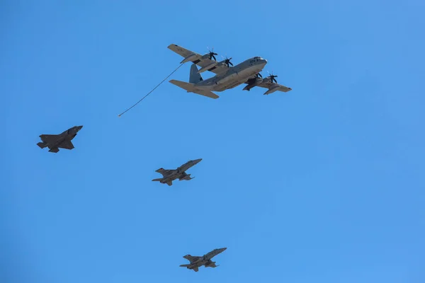 Aerial refueling of military aircraft operation, tansferring aviation fuel from the tanker to aircraft — Stock Photo, Image