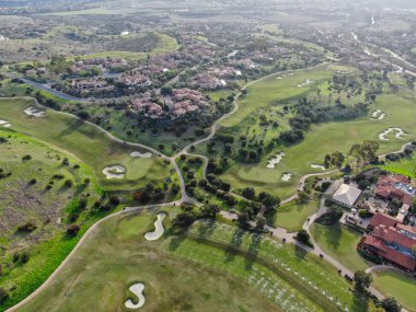 Özel bir toplulukta golf sahasının yanında havuzu olan lüks bir yönetici evi.,