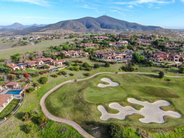 Özel bir toplulukta golf sahasının yanında havuzu olan lüks bir yönetici evi.,