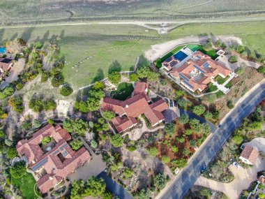 Özel bir toplulukta golf sahasının yanında havuzu olan lüks bir yönetici evi.,