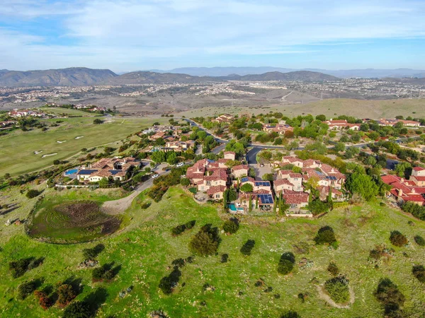 Grande casa esecutiva di lusso con piscina in una valle verde nella comunità privata — Foto Stock