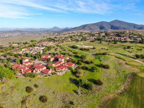 Gran casa ejecutiva de lujo con piscina en un valle verde en comunidad privada — Foto de Stock