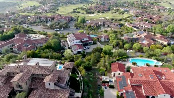 Grande casa esecutiva di lusso con piscina accanto al campo da golf nella comunità privata — Video Stock