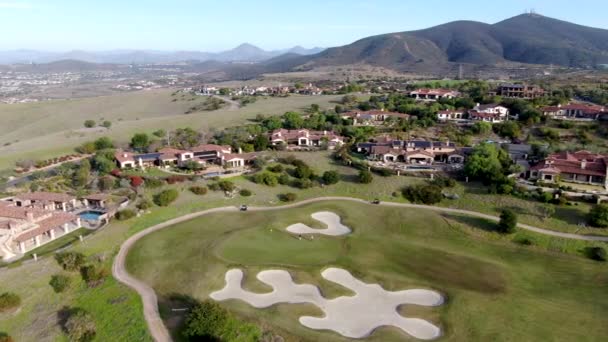 Grande casa executiva de luxo com piscina ao lado do campo de golfe em comunidade privada — Vídeo de Stock