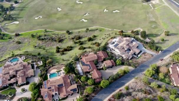 Μεγάλο πολυτελές executive σπίτι με πισίνα δίπλα στο γήπεδο γκολφ στην ιδιωτική κοινότητα — Αρχείο Βίντεο