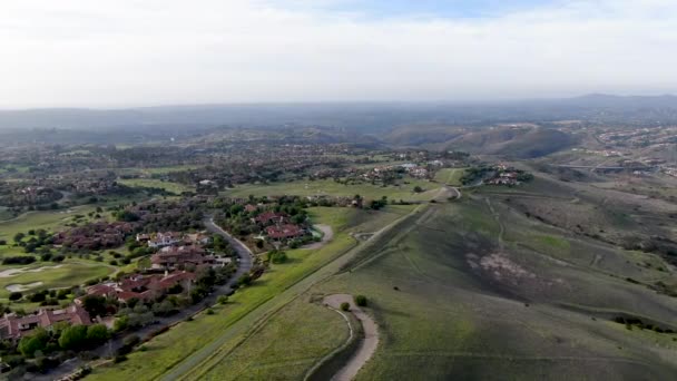 Gran casa ejecutiva de lujo con piscina junto al campo de golf en comunidad privada — Vídeos de Stock