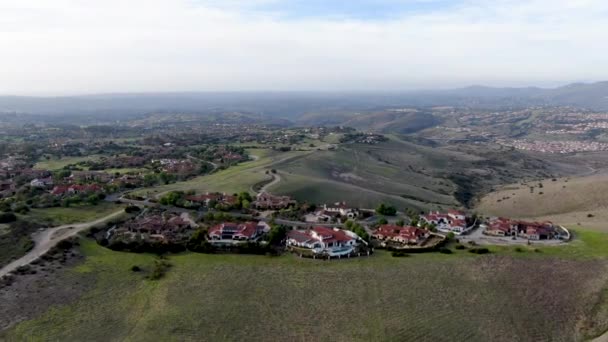 Grande casa esecutiva di lusso con piscina accanto al campo da golf nella comunità privata — Video Stock