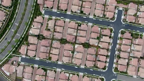 Geniş ölçekli yerleşim yerlerinin havadan görünüşü, Irvine, California — Stok video