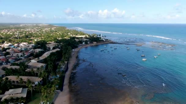 Praia Do Forte kystlinje med strand og blått, klart hav – stockvideo