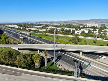 Kaliforniya 'daki karayolu kavşağının havadan görünüşü.