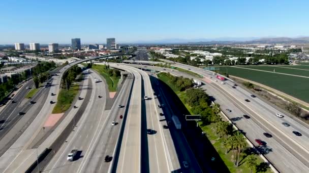 Luchtfoto van verkeersknooppunt en knooppunt in Californië. — Stockvideo