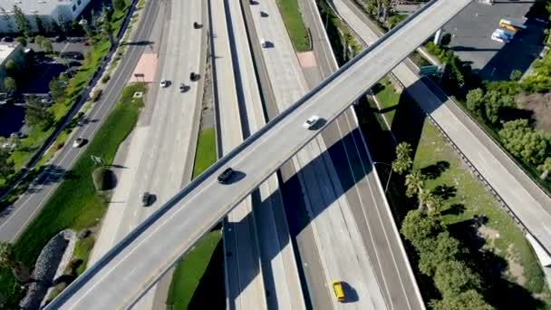 Αεροφωτογραφία της ανταλλαγής αυτοκινητοδρόμων και διασταύρωση στην Καλιφόρνια. — Αρχείο Βίντεο