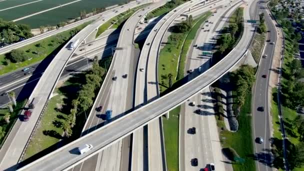 Luchtfoto van verkeersknooppunt en knooppunt in Californië. — Stockvideo