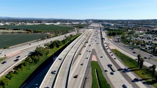 Вид с воздуха на развязку и развязку автомагистралей в Калифорнии . — стоковое видео