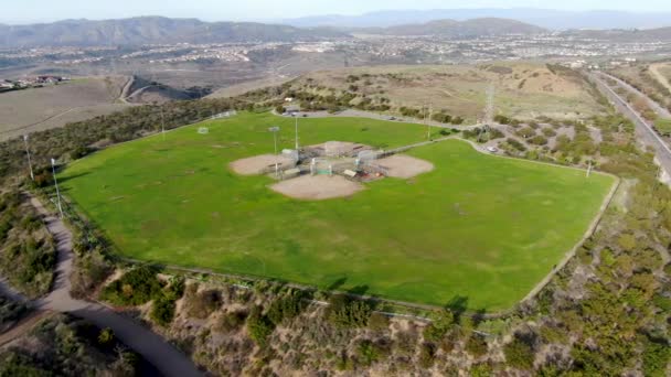 Vue aérienne du terrain de baseball du parc communautaire . — Video