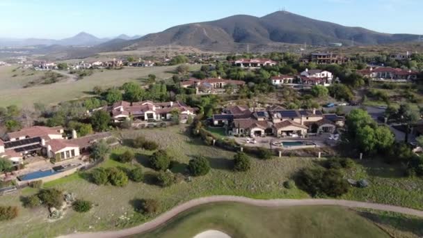 Gran casa ejecutiva de lujo con piscina junto al campo de golf en comunidad privada — Vídeo de stock