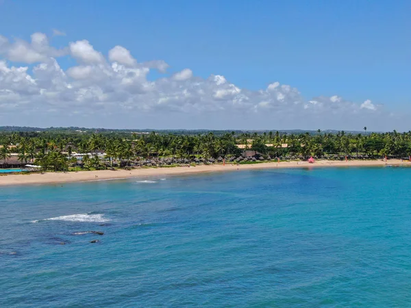 Vista aérea de la playa tropical de arena blanca, palmeras y agua de mar turquesa en Praia do Forte — Foto de Stock