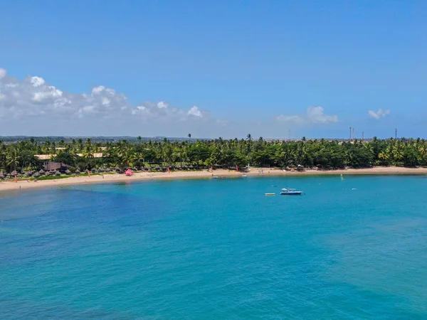 Vista aérea de la playa tropical de arena blanca, palmeras y agua de mar turquesa en Praia do Forte —  Fotos de Stock