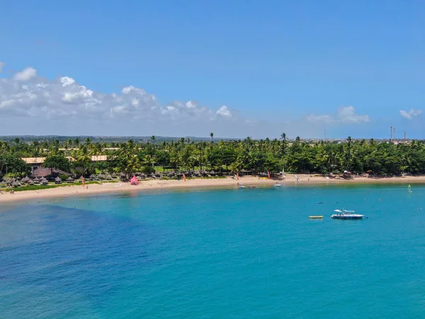 Vista aérea de la playa tropical de arena blanca, palmeras y agua de mar turquesa en Praia do Forte —  Fotos de Stock