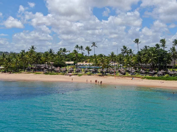 Vista aérea de la playa tropical de arena blanca, con palmeras y sombrillas . —  Fotos de Stock