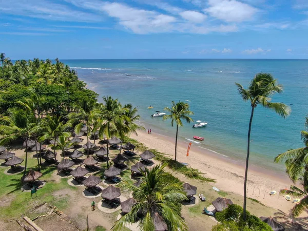 Вигляд з повітря на тропічний білий піщаний пляж з пальмами та парасолями сонця.. — стокове фото
