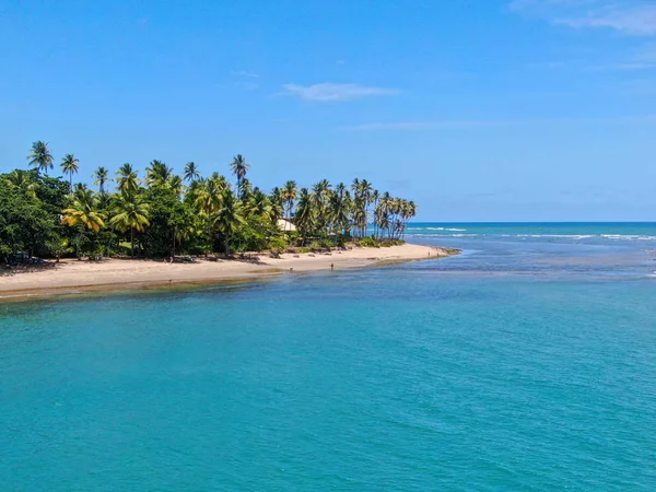 Vista aérea de la playa tropical de arena blanca, palmeras y agua de mar turquesa en Praia do Forte — Foto de Stock
