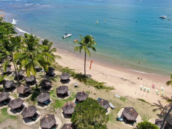 Vista aérea de la playa tropical de arena blanca, con palmeras y sombrillas . — Foto de Stock