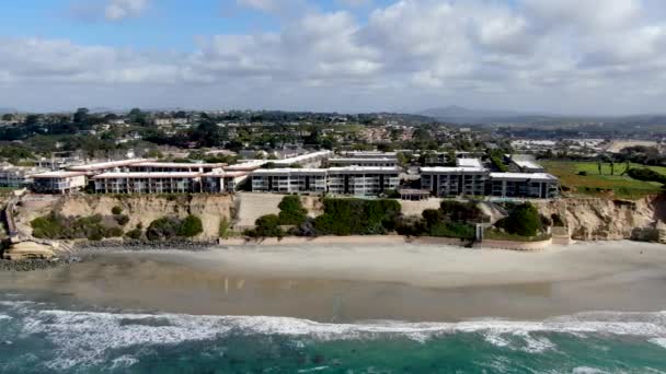 Letecký pohled na Del Mar North Beach, Kalifornské pobřežní útesy a dům s modrým Tichým oceánem — Stock video