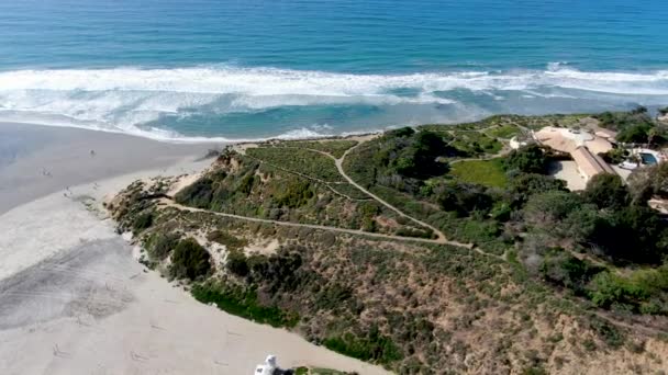 Vista aérea de Del Mar North Beach, California acantilados costeros y Casa con el océano Pacífico azul — Vídeos de Stock