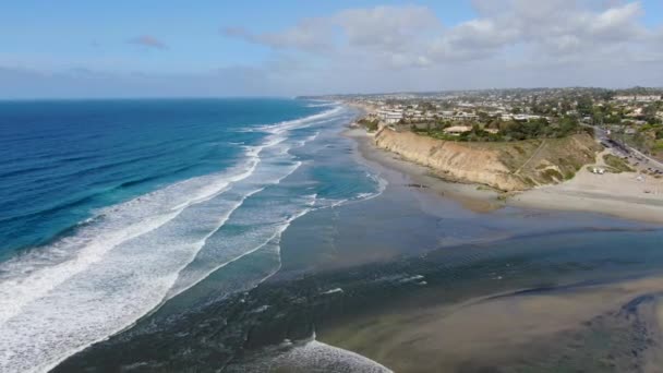 デル・マル北ビーチ、カリフォルニア沿岸の崖や青い太平洋の海と家の空中ビュー — ストック動画