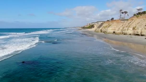 Vista aérea de Del Mar North Beach, falésias costeiras da Califórnia e casa com oceano Pacífico azul — Vídeo de Stock