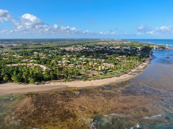 Vista aérea del pueblo costero de Praia Do Forte con playa y agua azul clara de mar —  Fotos de Stock