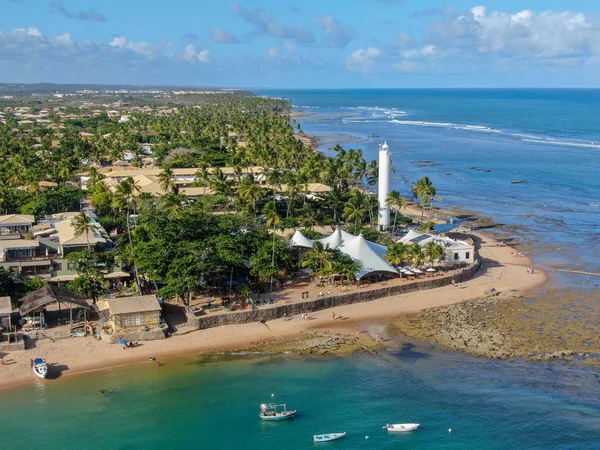 Vista aérea da Praia do Forte Aldeia costeira com praia e água azul clara do mar — Fotografia de Stock