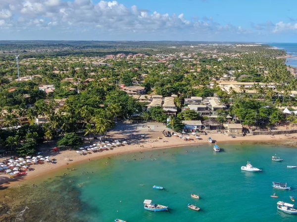 Vista aérea del pueblo costero de Praia Do Forte con playa y agua azul clara de mar — Foto de Stock