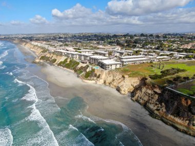 Del Mar Kuzey Sahili, Kaliforniya sahil kayalıkları ve mavi Pasifik okyanuslu ev havadan görünüyor.