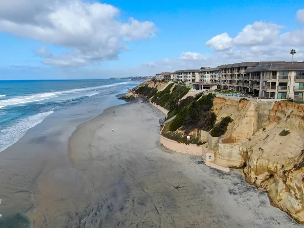 Flygfoto över Del Mar North Beach, Kaliforniens kustklippor och hus med blå Stilla havet — Stockfoto