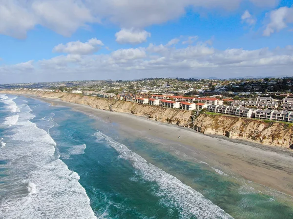 Aerial view of Del Mar North Beach, California coastal cliffs and House with blue Pacific ocean — Stock Photo, Image
