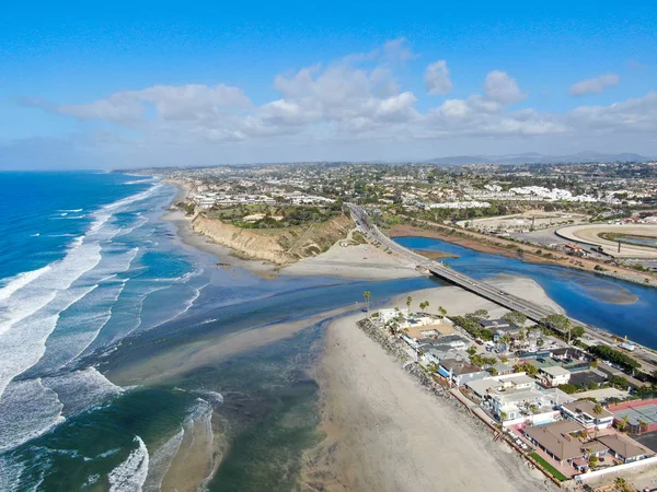 Flygfoto över Del Mar North Beach, Kaliforniens kustklippor och hus med blå Stilla havet — Stockfoto