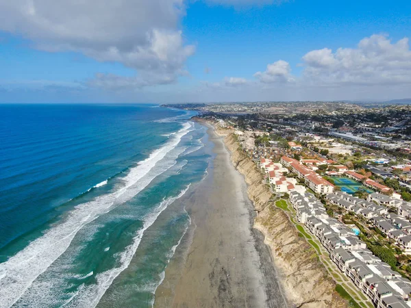 Luchtfoto van Del Mar North Beach, Californië kust kliffen en huis met blauwe Stille Oceaan — Stockfoto