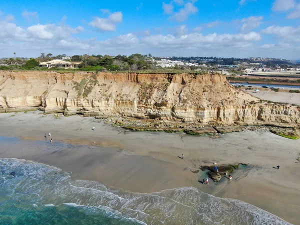 Flygfoto över Del Mar North Beach, Kaliforniens kustklippor och hus med blå Stilla havet — Stockfoto