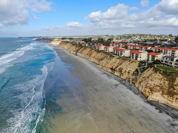 Luchtfoto van Del Mar North Beach, Californië kust kliffen en huis met blauwe Stille Oceaan — Stockfoto