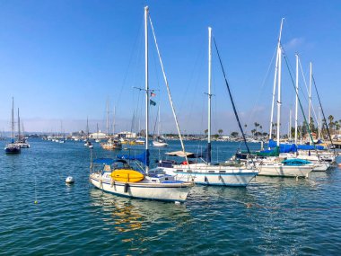San Diego limanında mavi gökyüzü gününde yelkenli limanı